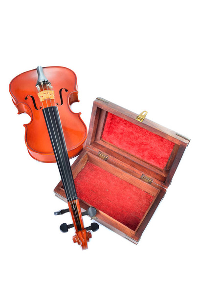 Geige mit Holzkiste isoliert auf weißem Hintergrund. Musikkonzept - Foto, Bild