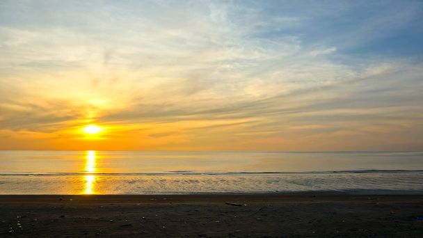 Prachtige humeurig zonsopgang in de buurt van het strand - Foto, afbeelding