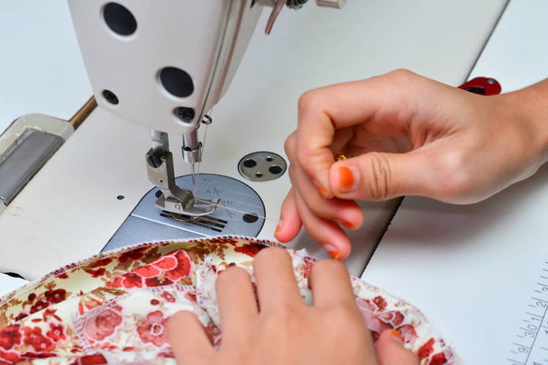 Costurera trabajando en la máquina de coser - Foto, Imagen