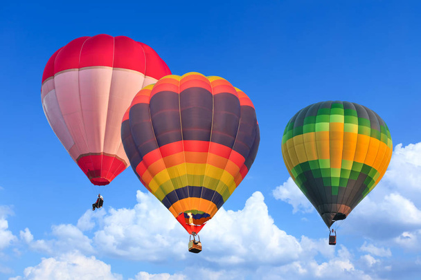 Bunte Heißluftballons im Flug über blauen Himmel - Foto, Bild