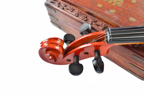 白い背景で隔離の木箱とヴァイオリン。音楽のコンセプト - 写真・画像