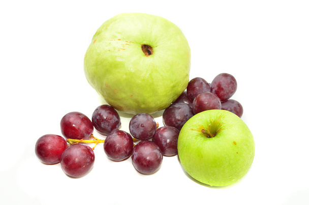 Свіжа гуава і зелене яблуко з червоним виноградом ізольовані на білому тлі
 - Фото, зображення
