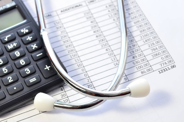Custos de cuidados de saúde. Estetoscópio e calculadora símbolo para custos de cuidados de saúde ou seguro médico
 - Foto, Imagem