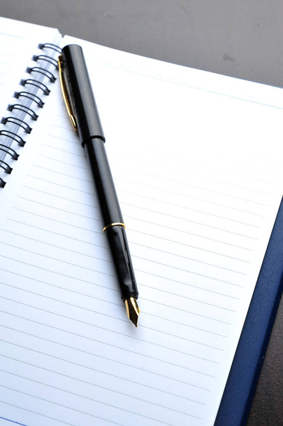 Σημειωματάριο με στυλό κρήνη στο ξύλινο τραπέζι - Φωτογραφία, εικόνα