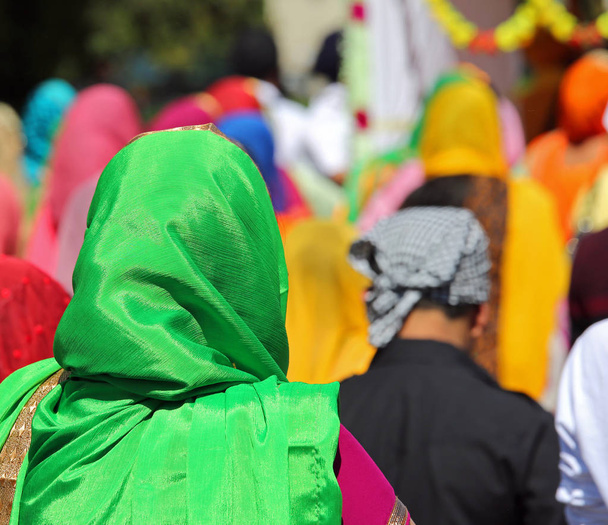 Žena se závojem na hlavě během náboženských sikh průvod venku - Fotografie, Obrázek