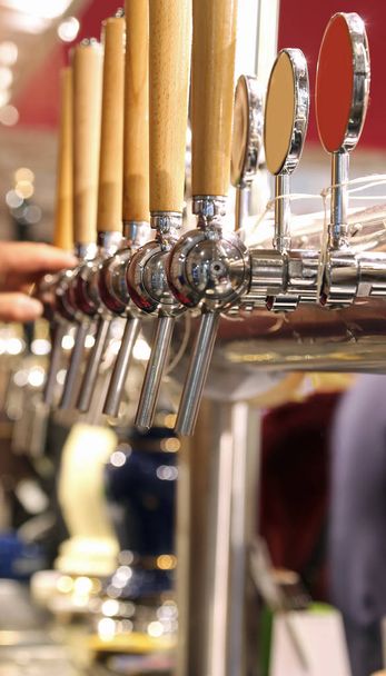 pub csapok sör szállít az ügyfelek - Fotó, kép