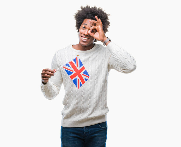 Afro-amerikai ember több mint boldog arc mosolyog, csinál a kéz-szem nézegette ujjak ok jel elszigetelt háttér Egyesült Királyság lobogója - Fotó, kép