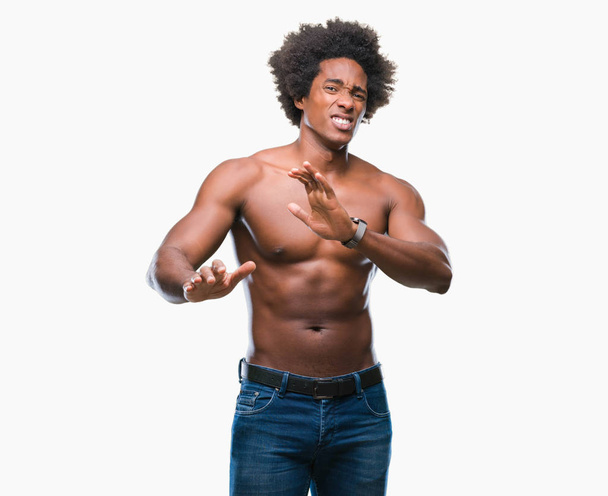 Afro Amerikaanse shirtless man naakt lichaam tonen geïsoleerd background walgt expressie, ontevreden en angstig walging gezicht doen omdat afkeer reactie. Handen aan de orde gesteld. Vervelend concept. - Foto, afbeelding