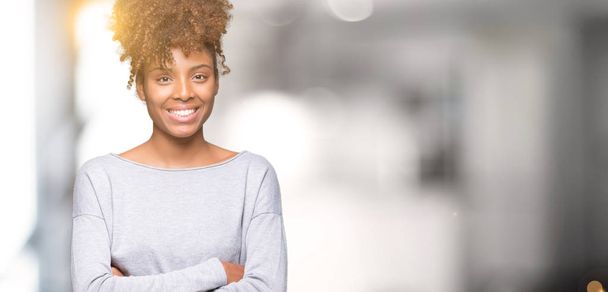 Gyönyörű fiatal afrikai-amerikai nő arcára elszigetelt háttér boldog, mosolyog néz a kamerába keresztezett karokkal. Pozitív embernek. - Fotó, kép