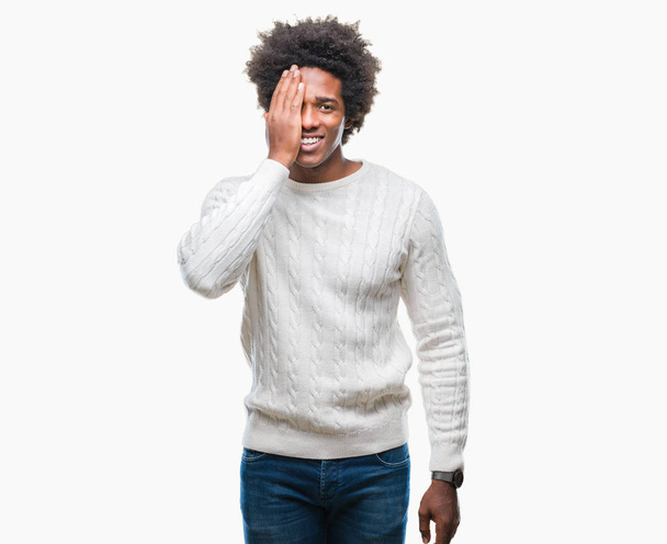 Афро американський людини над ізольованих фон охоплюють одне око рукою з впевнено посмішки на обличчя і сюрприз емоцій. - Фото, зображення