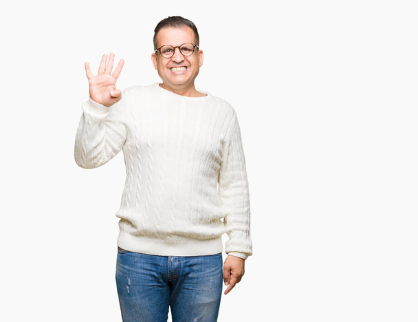Homem árabe de meia idade usando óculos sobre fundo isolado mostrando e apontando para cima com os dedos número quatro, sorrindo confiante e feliz
. - Foto, Imagem