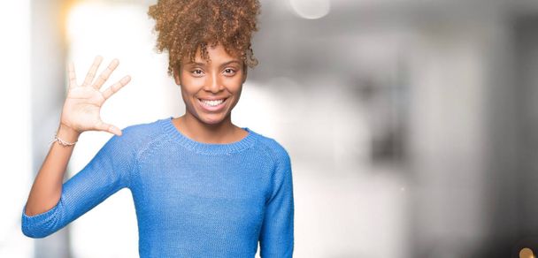 Mooie jonge Afro-Amerikaanse vrouw op geïsoleerde achtergrond weergeven en met de vingers omhoog nummer vijf terwijl lacht zelfverzekerd en blij. - Foto, afbeelding