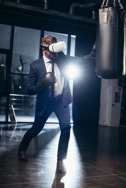 üzletember ruha és a virtuális valóság fejhallgató boksz edzőterem - Fotó, kép