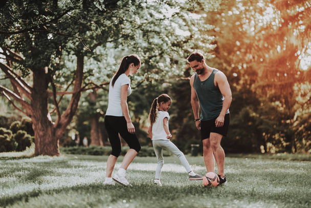 glückliche junge Familie hat Spaß draußen im Sommerpark - Foto, Bild