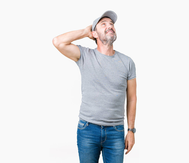 Красивый седовласый мужчина средних лет в спортивной кепке на изолированном фоне, улыбаясь уверенными, трогательными волосами с жестом вверх рукой, позируя привлекательным
 - Фото, изображение