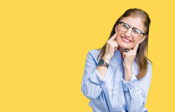 Kaunis keski-ikäinen kypsä liiketoiminnan nainen silmälasien yli eristetty tausta Hymyilee avoimella suulla, sormet osoittavat ja pakottavat iloinen hymy
 - Valokuva, kuva