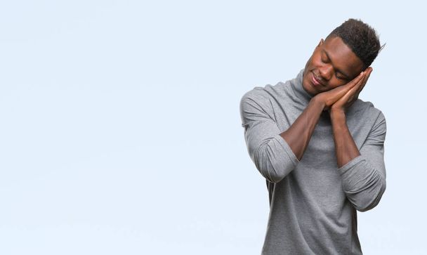 Молодий афроамериканець людиною над ізольованих фонові Спляча втомився мріяти і позують з руки разом, а посміхаючись із закритими очима. - Фото, зображення