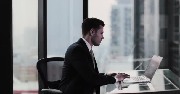 Businessman working in executive office in a skyscraper - Felvétel, videó
