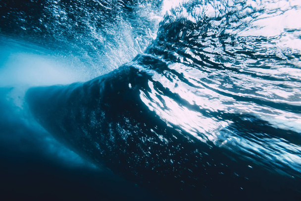 Подводные волны с солнечным светом. Бочковая волна разбилась в океане
. - Фото, изображение
