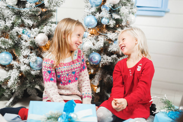 Happy little kids opening presents on Christmas eve - Foto, imagen