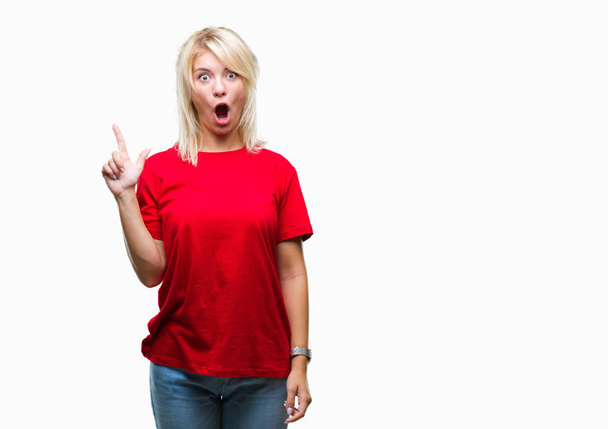 Młody piękny Kobieta blonde noszenie czerwony t-shirt nad palcem wskazującym na białym tle się udany pomysł. Wyszedł i szczęśliwy. Numer jeden. - Zdjęcie, obraz