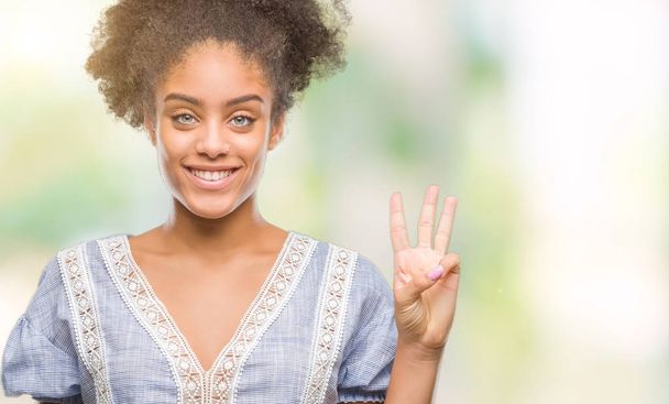 Mladá Američanka afro pohlaví izolované pozadí zobrazení a ukázal prsty číslo tři zároveň s úsměvem a spokojené. - Fotografie, Obrázek