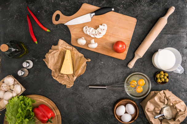 vista superior de los ingredientes de la pizza y utensilios de cocina sobre fondo gris
  - Foto, Imagen