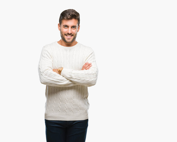 Giovane bell'uomo che indossa maglione invernale su sfondo isolato volto felice sorridente con le braccia incrociate guardando la fotocamera. Persona positiva
. - Foto, immagini