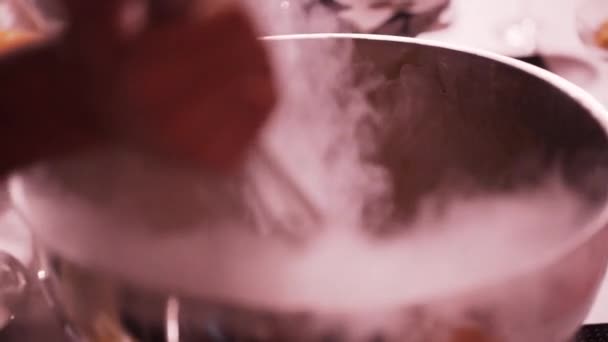 Silberschale mit Dampfwolken aus flüssigem Stickstoff und Quirlen von Hand. - Filmmaterial, Video