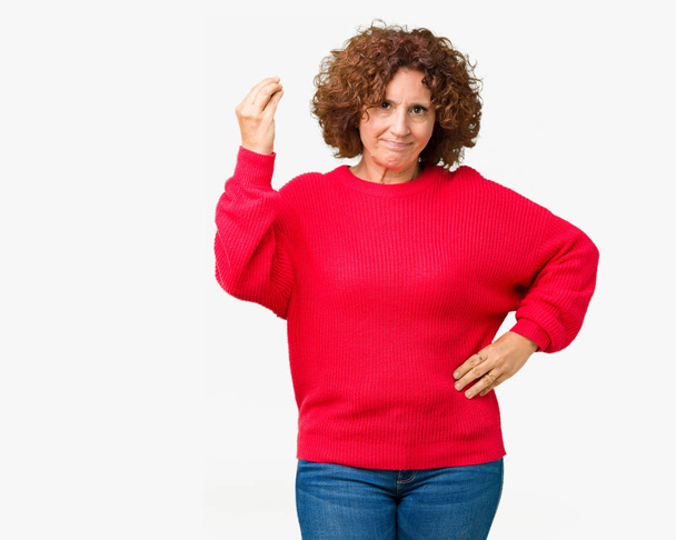 Piękny środkowy ager starszy kobieta czerwony sweter zima na białym tle robi włoski gest dłoni i palców pewnie wyrażenie - Zdjęcie, obraz