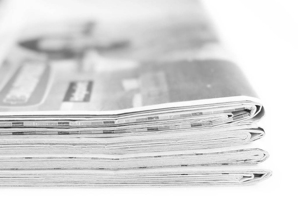 Notizie. Pila di giornali e riviste isolata su sfondo bianco, vista laterale
  - Foto, immagini