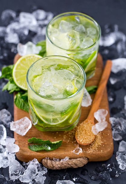 Mojito and ingredients, dark background - 写真・画像