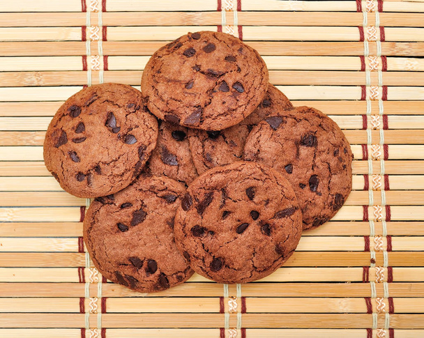 Cookie aux pépites de chocolat sur tapis de bambou
 - Photo, image