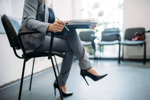 Žena v šatech předává rozhovor v obchodní kanceláři. Ministr nebo vedoucí vede jednání sedí na židli. Práce hledání nebo hlavy lov koncept - Fotografie, Obrázek