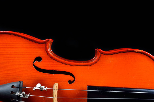 Винтажная скрипка на черном фоне
 - Фото, изображение