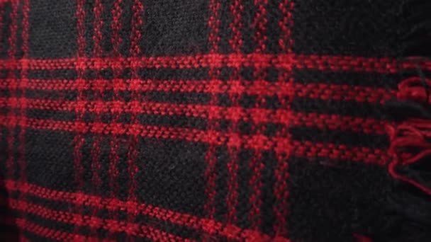 Geruite stof textuur, sjaal of plaid. Rode en zwarte kleuren. - Video