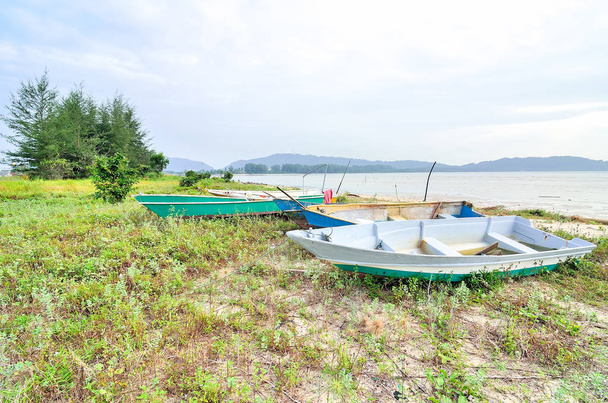 Gestrande boot op het strand - Foto, afbeelding