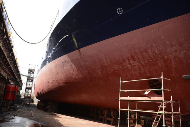 Navire industriel amarré au poste de réparation de navires
 - Photo, image