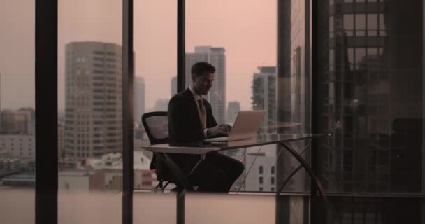 Businessman working in executive office in a skyscraper - Footage, Video