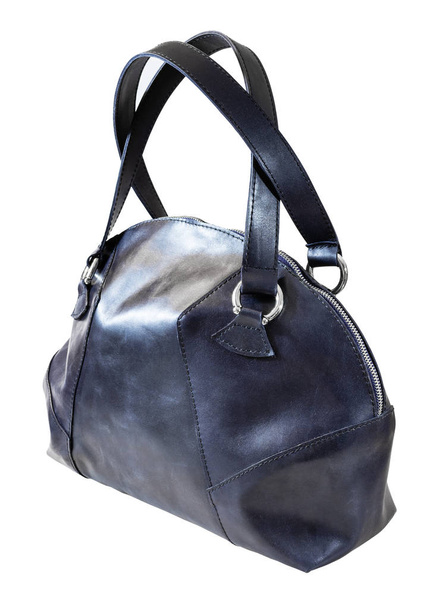 вид спереди сумки ручной работы из темно-синей кожи, изолированной на белом фоне
 - Фото, изображение