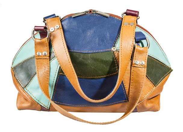 uzavřené kožené ručně patchwork vícebarevné kabelky izolovaných na bílém pozadí - Fotografie, Obrázek