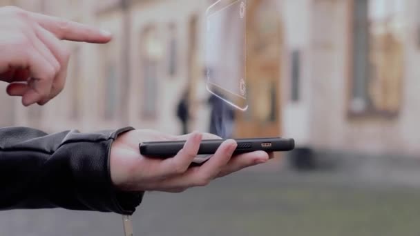 Manos masculinas muestran en el teléfono inteligente HUD holograma conceptual Compartir
 - Metraje, vídeo