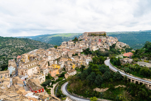 Panoramatický pohled staré barokní město Ragusa Ibla v Sicílii - Fotografie, Obrázek