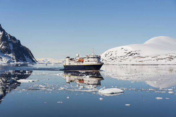 Paisaje antártico con nave
 - Foto, Imagen