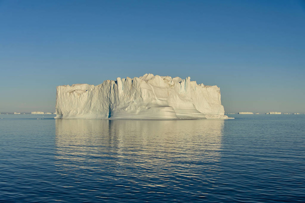 Prachtig uitzicht op de ijsberg in Groenland - Foto, afbeelding