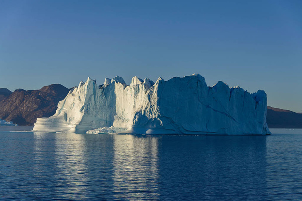Piękny widok na góry lodowej Grenlandii - Zdjęcie, obraz