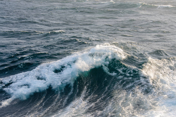 Linda vista para o mar tempestuoso
 - Foto, Imagem