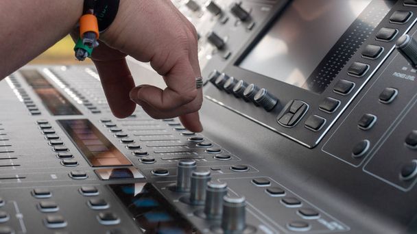 звукорежиссёр готовит свою цифровую микшерную консоль
 - Фото, изображение