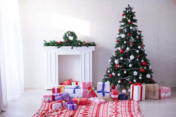 Árvore de Natal luzes de guirlanda ano novo presentes de férias decoração de casa branca
 - Foto, Imagem