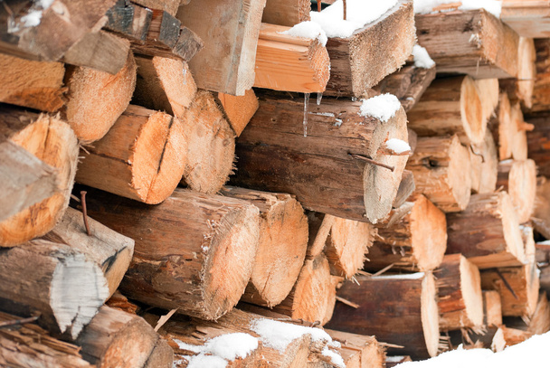 firewood stacked in a pile in the winter - Foto, afbeelding